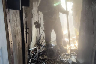 Wbiegli do zadymionej kamienicy, by ratować człowieka. Dramatyczne nagranie z akcji mrozi krew w żyłach