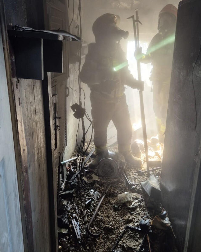 Wbiegli do zadymionej kamienicy, by ratować człowieka. Dramatyczne nagranie z akcji mrozi krew w żyłach