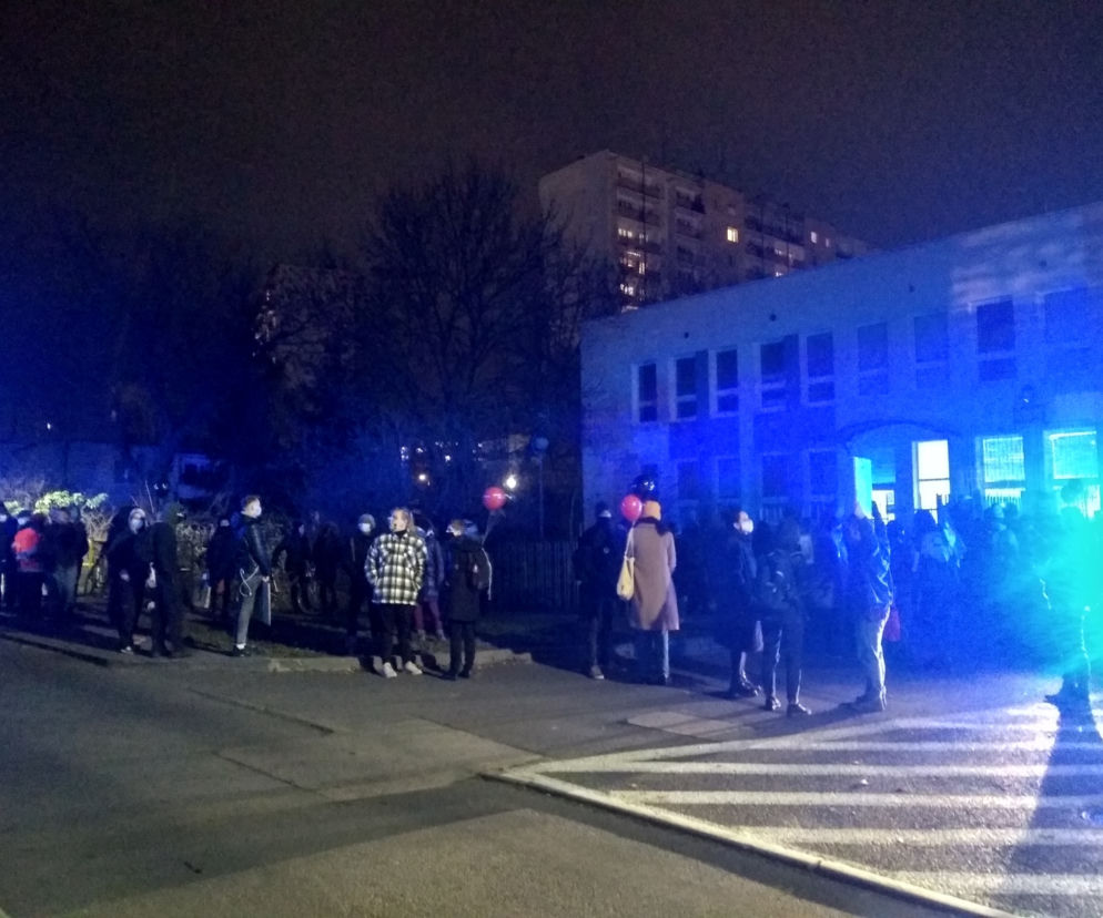 Protest pod Komendą Miejską Policji w Toruniu