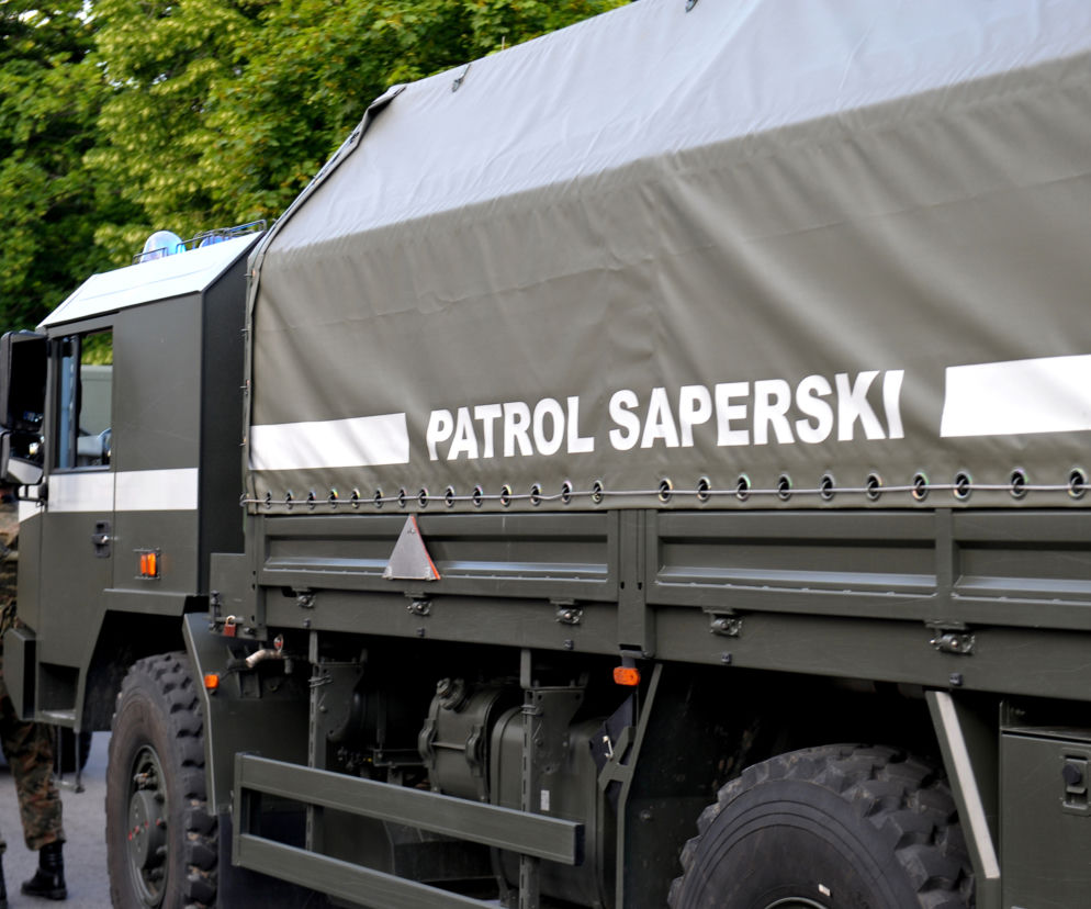 Ciężarówka z napisem Patrol Saperski i żołnierze. O ewakuacji we Wrocławiu przeczytasz na SE Wrocław.