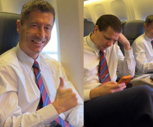 Wygnieciony Robert Lewandowski przyłapany w samolocie. Za duża koszula i krawat, a obok Wojciech Szczęsny 