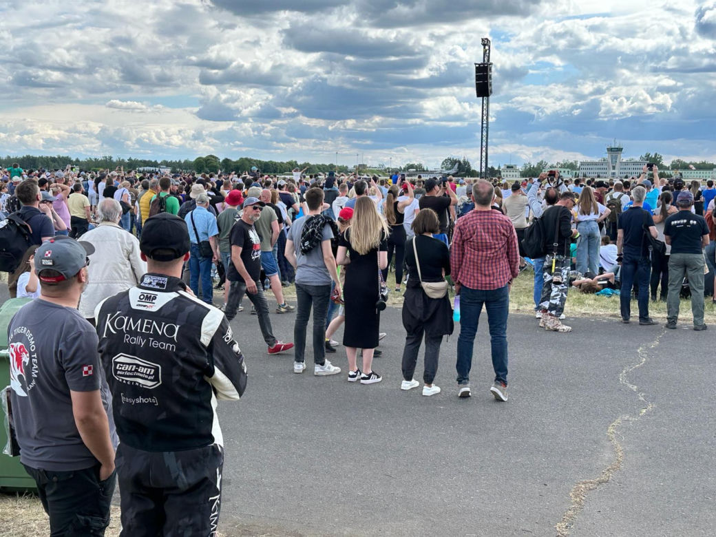 Krzesiny: Tłumy podczas pierwszego dnia pokazów lotniczych