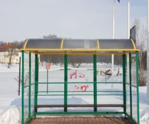 66-latka zniszczyła dwa przystanki. Sprejem namalowała błyskawice i napisała Kaczor won