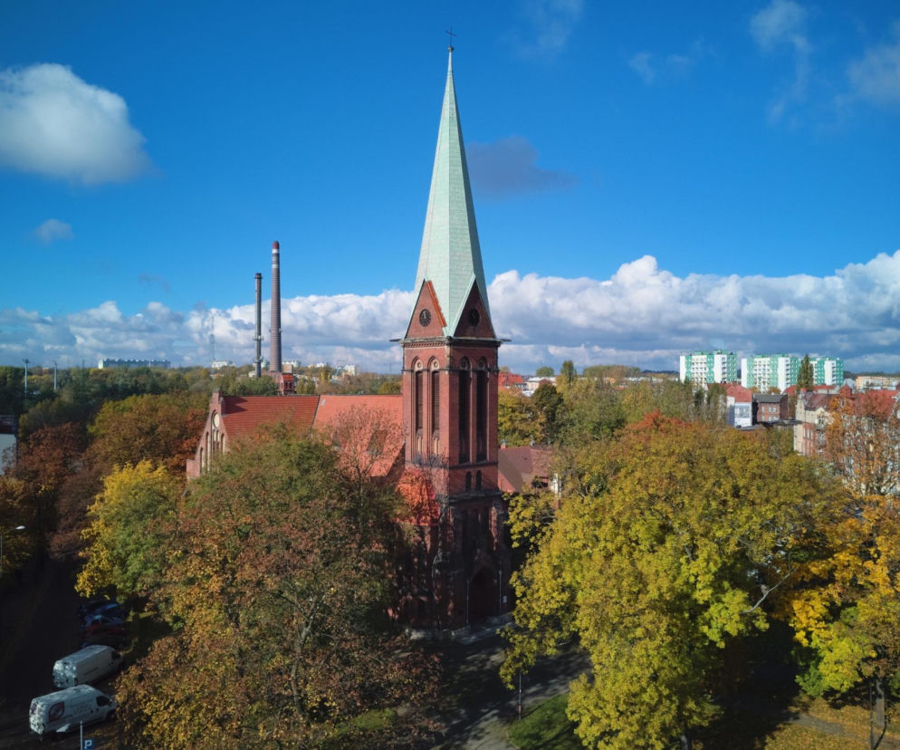 Zabytkowy kościół w Siemianowicach Śląskich otoczony jesiennymi drzewami. O historii miasta przeczytasz na Eska Śląskie.