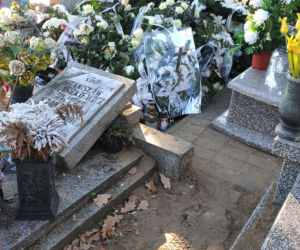 Grob Mikołaja porażonego śmiertelnie prądem tonął w białych kwiatach
