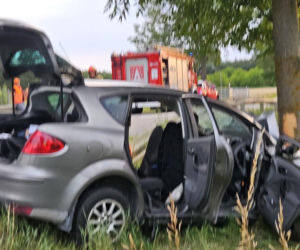 Dramat na DK78. Chwila nieuwagi, huk i walka o życie 3-latka w zmiażdżonym aucie