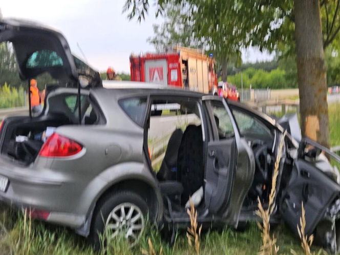 Dramat na DK78. Chwila nieuwagi, huk i walka o życie 3-latka w zmiażdżonym aucie