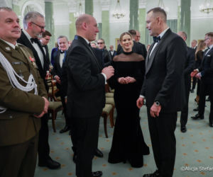 Czarna suknia z prześwitami pierwszej damy rozpaliła Pałac Prezydencki