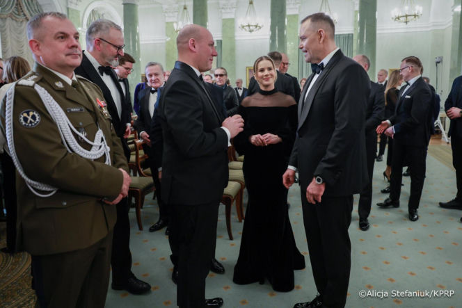 Czarna suknia z prześwitami pierwszej damy rozpaliła Pałac Prezydencki