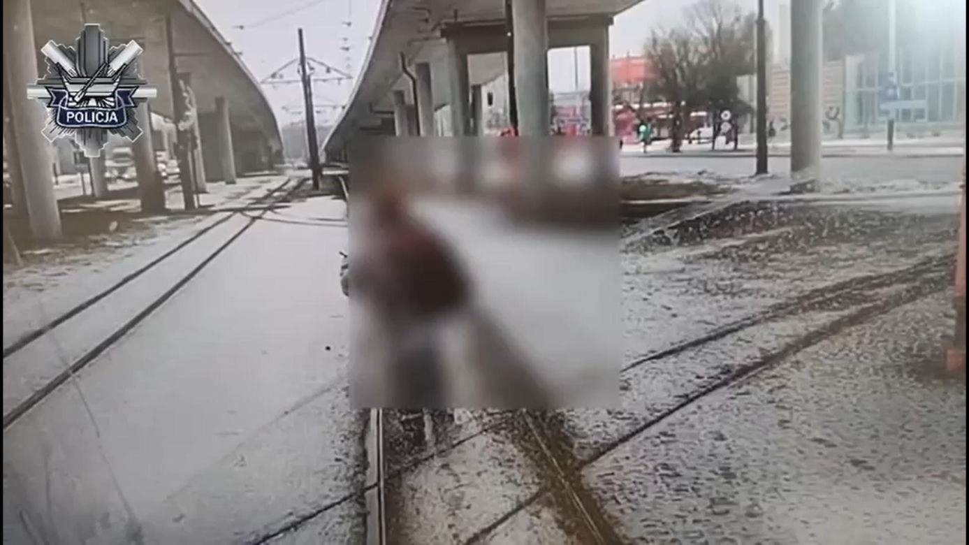 Obraziła się na motorniczego i zablokowała ruch! "Usiadła na torach, wstała i zaczęła iść przed tramwajem"