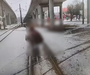 Obraziła się na motorniczego i zablokowała ruch! Usiadła na torach, wstała i zaczęła iść przed tramwajem