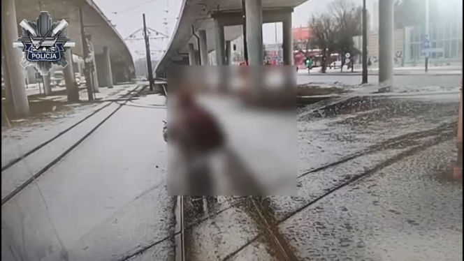 Obraziła się na motorniczego i zablokowała ruch! "Usiadła na torach, wstała i zaczęła iść przed tramwajem"