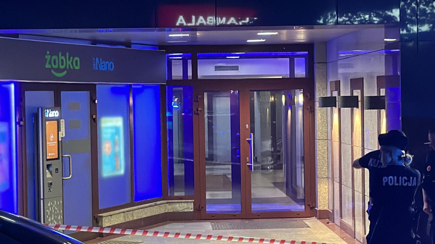 Atak nożownika na Woli. Ranny przebiegł kilkaset metrów i padł na ziemię. Zatrzymali jedną osobę, trwa akcja policji