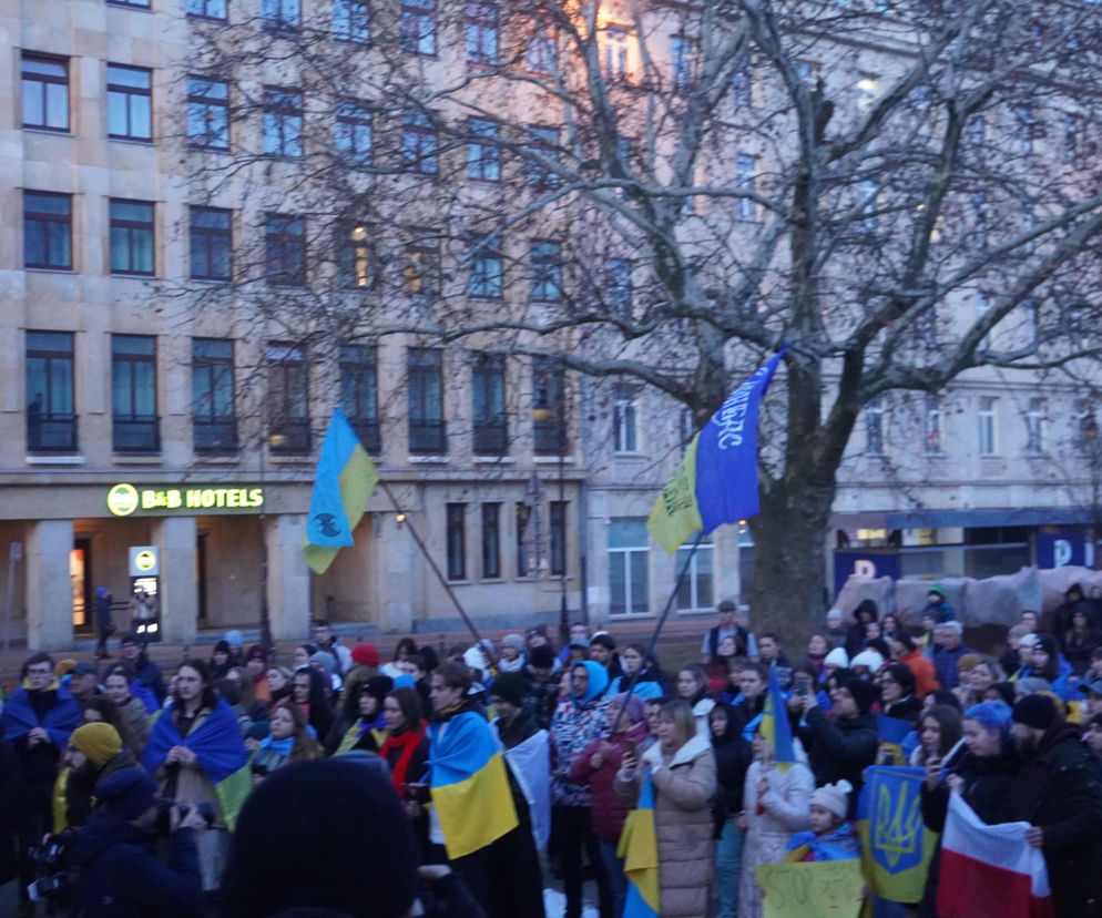 Tłum ludzi z flagami Polski i Ukrainy podczas manifestacji. O rosyjskiej dezinformacji przeczytasz na Eska.