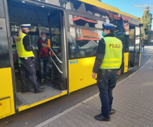 W Chorzowie i Świętochłowicach ruszyły zmasowane kontrole policji. Chodzi o maseczki w autobusach [ZDJĘCIA]