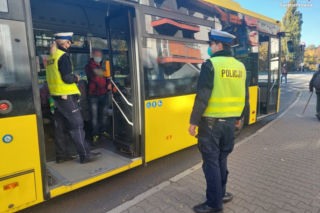 W Chorzowie i Świętochłowicach ruszyły zmasowane kontrole policji. Chodzi o maseczki w autobusach [ZDJĘCIA]