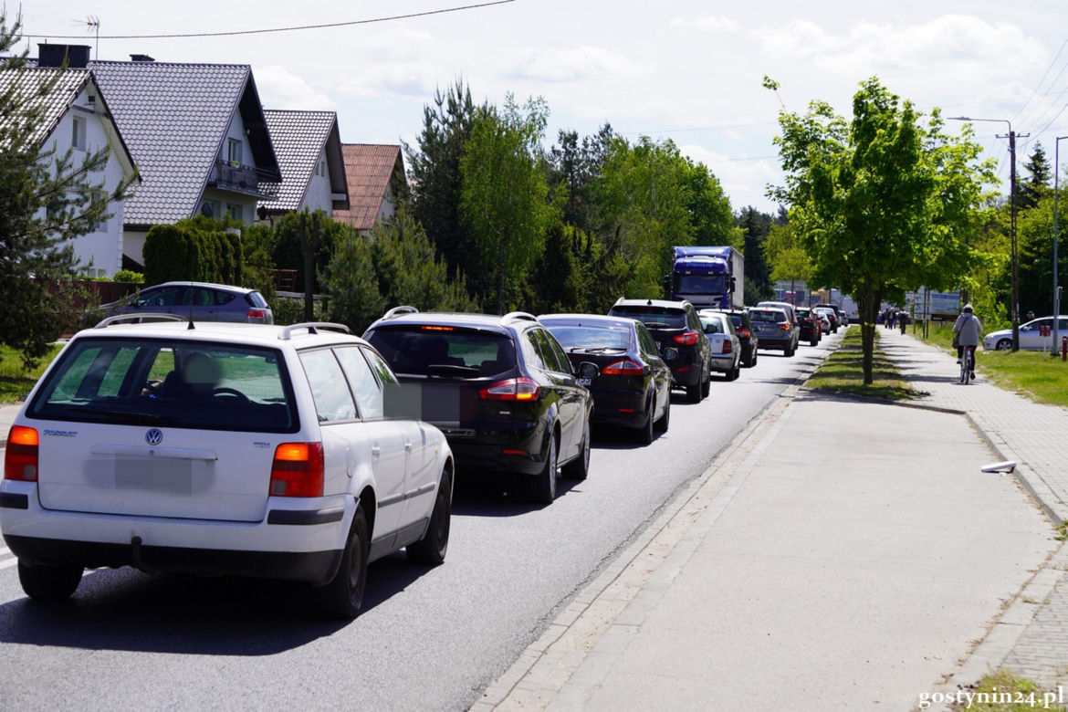 Tragiczny wypadek w Gostyninie. Wjechała toyotą pod tira. Nie żyje