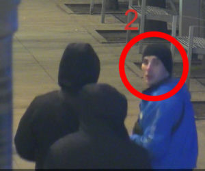 Wulgarnie wyzywali i pobili obcokrajowców w Toruniu. Rozpoznajesz ich?