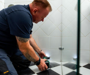 Jak poprawnie usunąć starą fugę i silikon oraz nałożyć nowy? Murator Remontuje