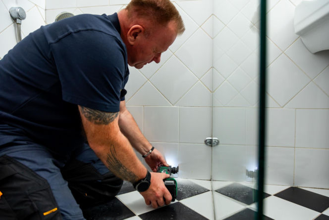 Jak poprawnie usunąć starą fugę i silikon oraz nałożyć nowy? Murator Remontuje