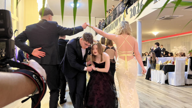 Studniówka pełna blasku i emocji! Tak bawili się maturzyści II LO w Bydgoszczy [ZDJĘCIA]