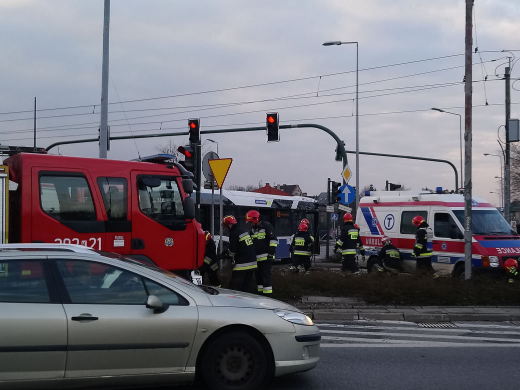 Kraków: Poważny wypadek na rondzie Grunwaldzkim. Karetka zderzyła się z autobusem