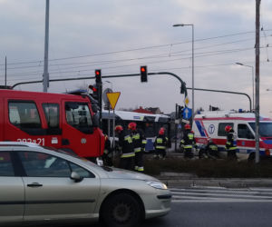 Kraków: Poważny wypadek na rondzie Grunwaldzkim. Karetka zderzyła się z autobusem