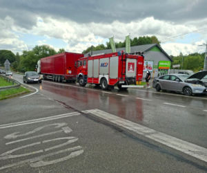 Groźna kolizja na DK 42 w Stykowie. Na skrzyżowaniu zderzyły się Ford, DAF i Renault
