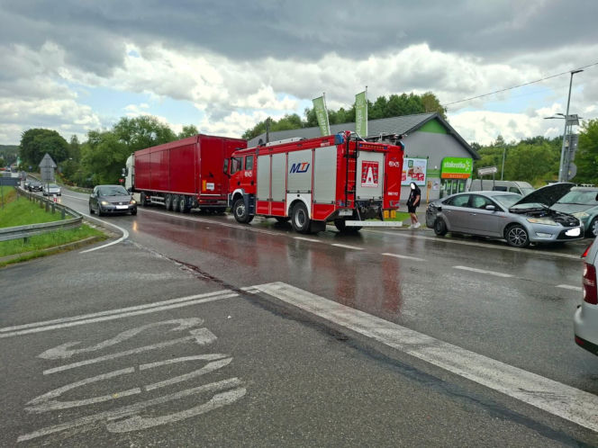 Groźna kolizja na DK 42 w Stykowie. Na skrzyżowaniu zderzyły się Ford, DAF i Renault