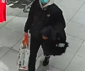 Wynieśli ubrania ze sklepu i zniknęli! Szuka ich policja z Solca Kujawskiego [ZDJĘCIA]