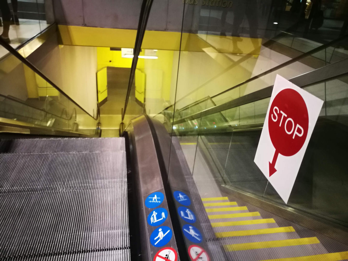 schody ruchome na dworcu PKP w Katowicach