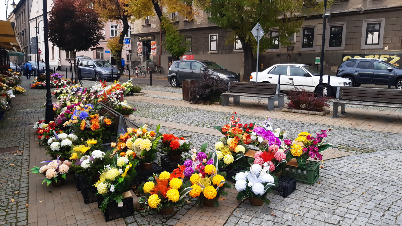 Znicze i kwiaty - sprzedawcy liczą straty