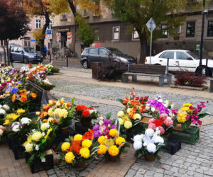 Znicze i kwiaty - sprzedawcy liczą straty
