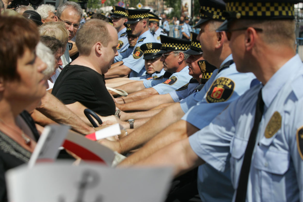 Nieudana próba przeniesienia krzyża sprzed Pałacu 3.08.2010