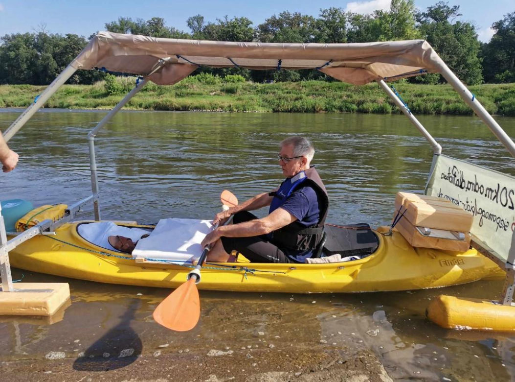 Pan Stanisław wyruszył na podróż kajakiem do Szczecina. 75-latek przepłynie 420 km dla Piotrka Kozyry!