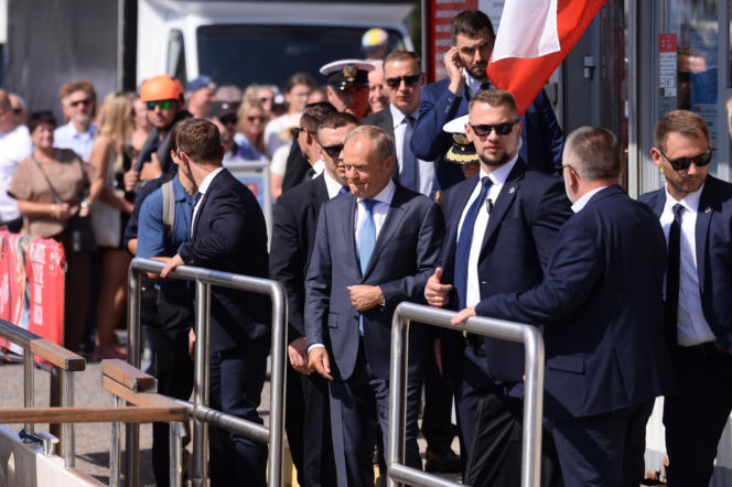 Święto Wojska Polskiego. Donald Tusk na jachcie w Gdyni.