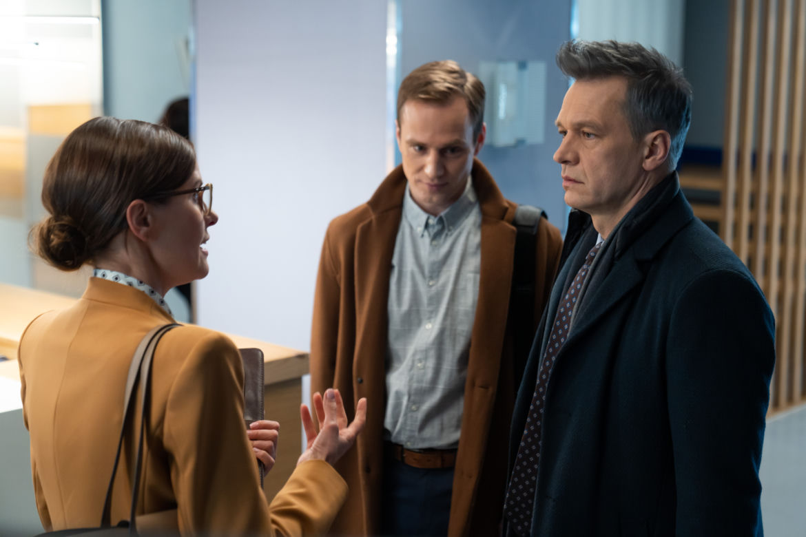 Na dobre i na złe odc. 884: Andrzej Falkowicz (Michał Żebrowski), Sara Berezińska (Agnieszka Kawiorska), Michał (Mateusz Janicki)