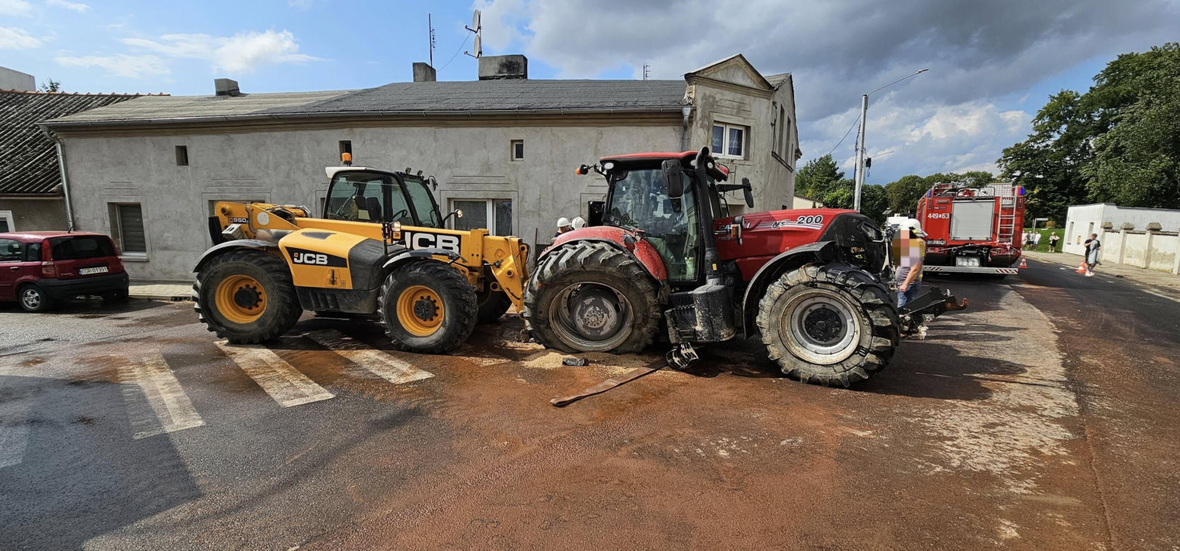 Traktor uderzył w auto i wjechał w budynki! Groźny wypadek pod Grudziądzem [ZDJĘCIA]