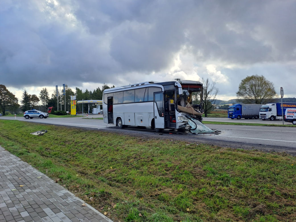 Lubelskie: Wypadek ciężarówki i szkolnego autokaru. Są ranni 