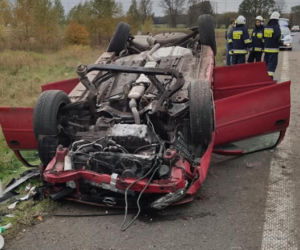 Niebezpieczne dachowanie w gminie Rusiec. 3 osoby w szpitalu!