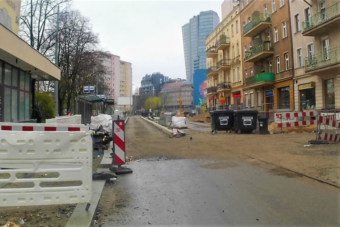 Słupy utrudniają życie pieszym na al. Wyzwolenia