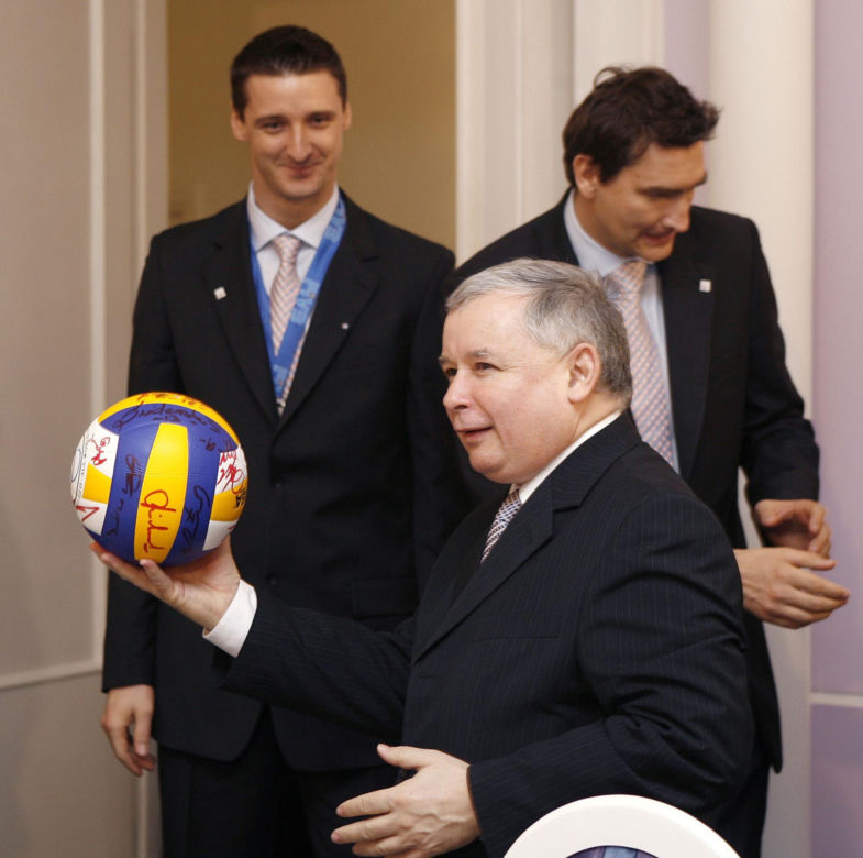 Lech Kaczyński i Jarosław Kaczyński na sportowych zdjęciach