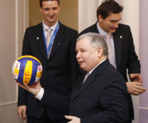 Lech Kaczyński i Jarosław Kaczyński na sportowych zdjęciach