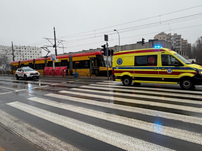 Pasażer zmarł w tramwaju na Ochocie. Na miejscu pracowały służby