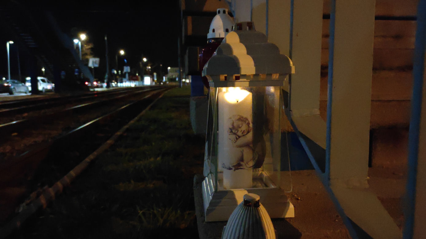 Czterolatek zginął ciągnięty przez tramwaj po torowisku. W miejscu tragedii wciąż płoną znicze
