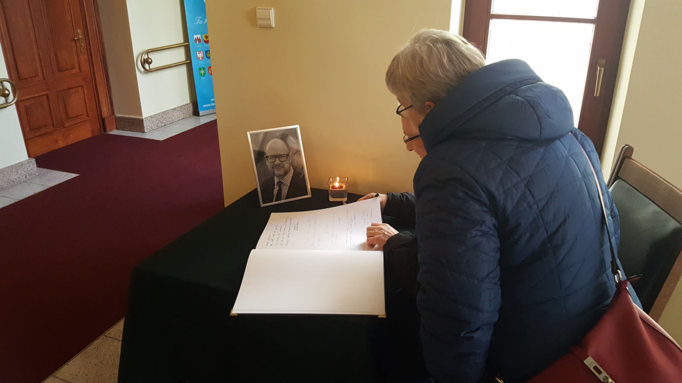 Księga kondolencyjna w bydgoskim ratuszu