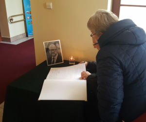 Księga kondolencyjna w bydgoskim ratuszu