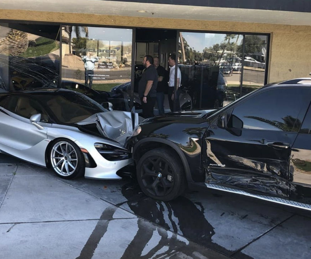 Piekielnie drogi wypadek. Uszkodzone McLareny i BMW