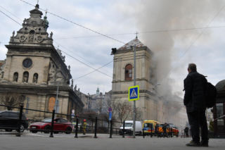 PILNE! Rosjanie zaatakowali pełne cywilów centrum Lwowa! Są nagrania