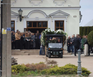 Porwali i skatowali Adriana z Ciechanowa. Bliscy żegnają 23-latka